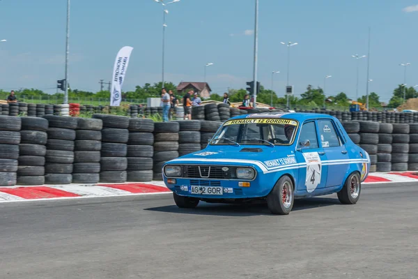 Bucareste, Romênia - 11 de julho de 2015: Retromobil Grand Prix 2015. Velho vintage retro carro rali no circuito Titi Aur em Crevedia . — Fotografia de Stock