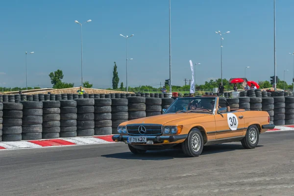 Bukurešť, Rumunsko - 11 července 2015: Retromobil Grand Prix roku 2015. Staré retro veteránem rally na okruhu Titi Aur na Crevedia. — Stock fotografie