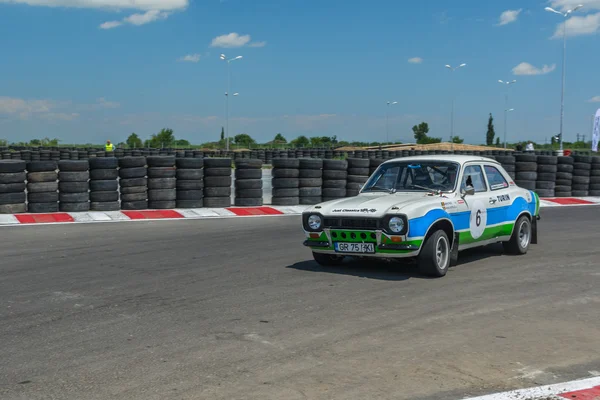 Bucarest, Roumanie - 11 juillet 2015 : Grand Prix Retromobil 2015. Vieux rallye de voiture rétro vintage sur le circuit Titi Aur à Crevedia . — Photo
