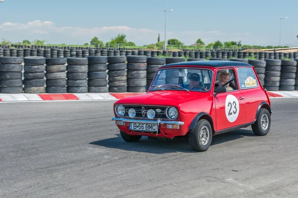 Bukurešť, Rumunsko - 11 července 2015: Retromobil Grand Prix roku 2015. Staré retro veteránem rally na okruhu Titi Aur na Crevedia. — Stock fotografie