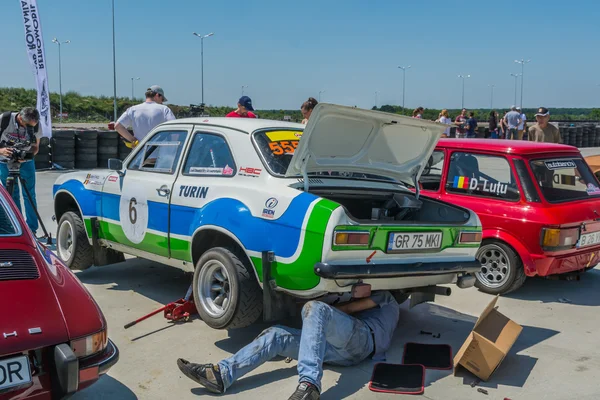 Bucarest, Rumania - 11 de julio de 2015: Gran Premio de Retromobil 2015. Antiguo rally de coches retro vintage en el circuito de Titi Aur en Crevedia . — Foto de Stock