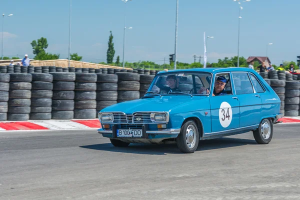 Bucareste, Romênia - 11 de julho de 2015: Retromobil Grand Prix 2015. Velho vintage retro carro rali no circuito Titi Aur em Crevedia . — Fotografia de Stock