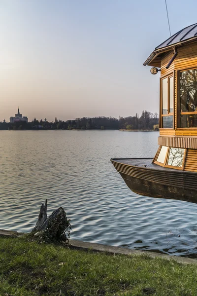 Boat bow over the lake in the dusk in Bucarest Romania — Φωτογραφία Αρχείου