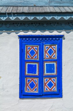 Doku - mavi boyalı pencere deklanşör detay.