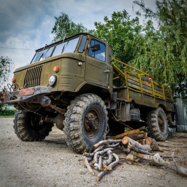 Bucharest, Romanya - 11 Temmuz 2015: Retromobil Grand Prix 2015. Eski vintage retro araba ralli Crevedia Titi Aur devre üzerinde.