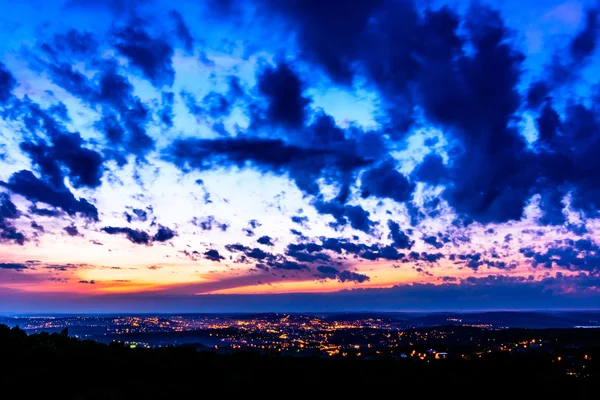 Romanya'da geceleri aydınlatılan Iasi şehir temsil eden gece manzarası