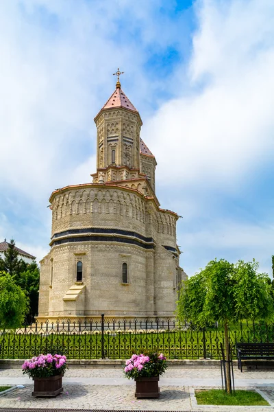 3 Iglesia de los Jerarcas - Iasi Rumania Europa. Construido en 1637-1639, financiado por el rey moldavo Vasile Lupu el monasterio está situado en el corazón de Iasi en el bulevar "Stefan cel Mare si Sfant" — Foto de Stock