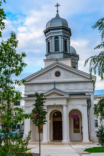 Sfantul Vasile cel Mare kerk in Bucharest city center, op Calea Victoriei straat. — Stockfoto