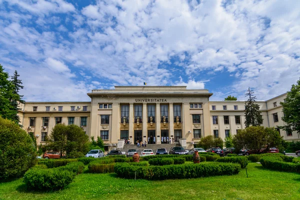 BUCHAREST, ROMANIA - JUNE 28: The Law School University on June 28, 2015 in Bucharest, Romania. The Law School was established on 17th October 1850 and the actual building was built in 1936 — Stock fotografie