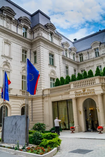 BUCHAREST, RUMANIA - 28 de junio de 2015. Detalle de entrada principal del Grand Hotel Continental situado en la avenida Victoria (Calea Victoriei ) — Foto de Stock