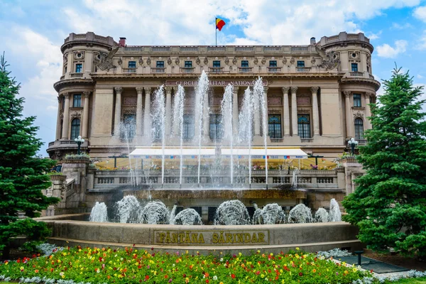 The National Military Palace (Cercul Militar National) I Downtown Bukarest On Victory Avenue blev bygget i 1912 af arkitekt Dimitrie Maimarolu i fransk neoklassisk stil - Stock-foto