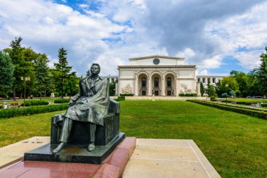 Bucharest, Romanya - 30 Ağustos: Romanya Ulusal Opera cephesi ile George Enescu heykelinin 30 Ağustos 2015 cephesinde Bükreş, Romanya. 
