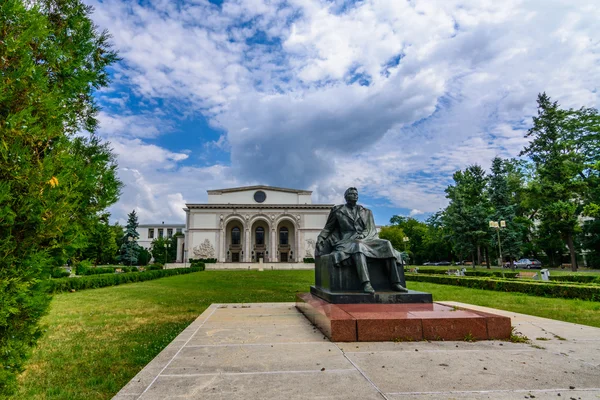 부카레스트, 루마니아에서 2015 년 8 월 30 일에 앞에 조지 Enescu 동상으로의 부카레스트, 루마니아-8 월 30 일: 루마니아 국가 오페라 외관 또한 "부카레스트 국립 오페라" 라고, 그것은 1953 년에 지어진 — 스톡 사진