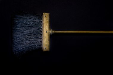 Gloden küçük cooper süpürge siyah arka plan üzerinde