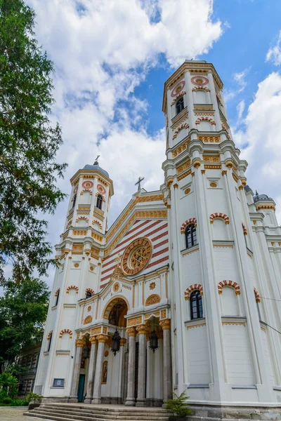 De Sint Spyridon de nieuwe kerk (Roemeens: Sf. Spiridon Nou) is een Roemeense orthodoxe kerk in Boekarest, Roemenië. Oorspronkelijk gebouwd met gotische invloeden, is het sterk bewerkt door Patriarch Justinianus — Stockfoto