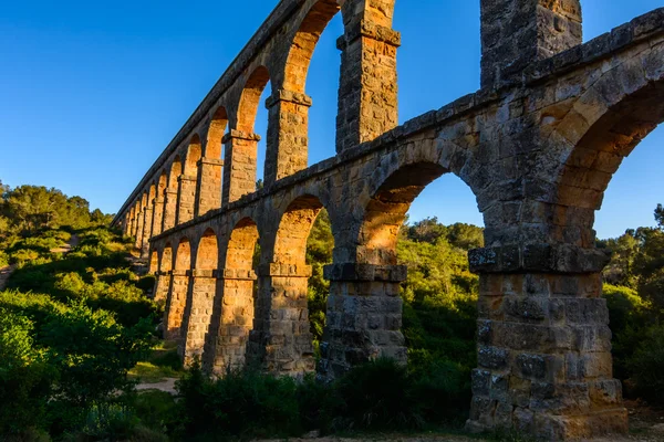 Roma su kemeri Pont del Diable Tarragona, gün batımında güzel görünümü