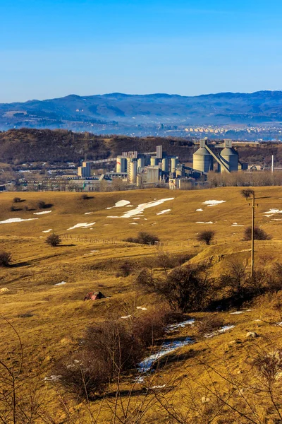 Industriegebied in op de achtergrond met roken fabriek schoorstenen, bos en bergen. — Stockfoto