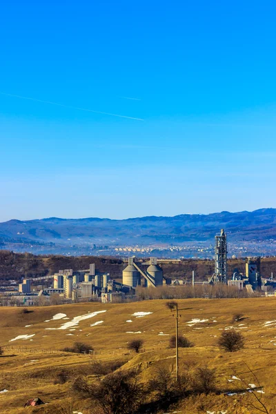 Industriegebied in op de achtergrond met roken fabriek schoorstenen, bos en bergen — Stockfoto
