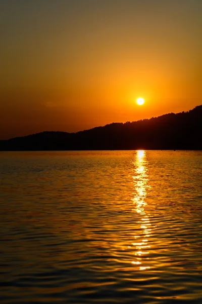 Vista panorámica de la hermosa puesta de sol sobre el mar —  Fotos de Stock