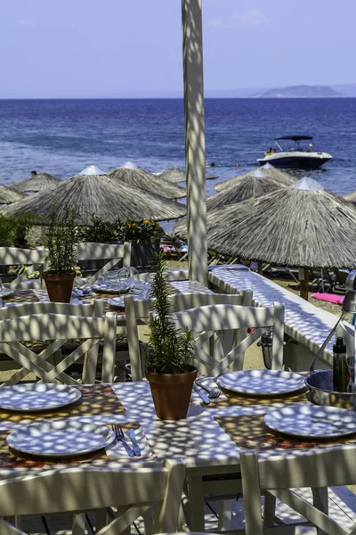 Silla de playa y sombrilla en la playa de arena. Concepto de descanso, relajación, vacaciones, spa, resort . —  Fotos de Stock