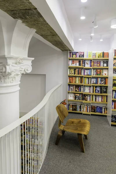 BUCHAREST, RUMANIA - 27 DE SEPTIEMBRE DE 2015: La gente comprando libros de literatura en la Biblioteca Carturesti, considerada la biblioteca más hermosa de Bucarest —  Fotos de Stock