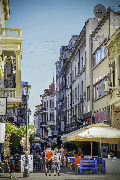 BUCHAREST- SEPTEMBER 27: Tourists visit Old Town on SEPTEMBER 27, 2015 in Bucharest. Bucharest is one is the most- visited cities in the world — 스톡 사진