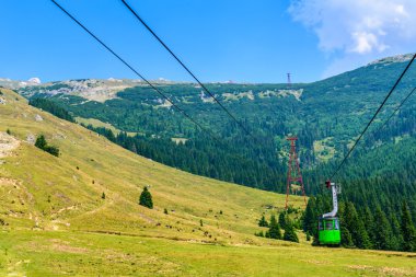 Güzel dağlar ve mead yukarıda teleferik üst görünümden