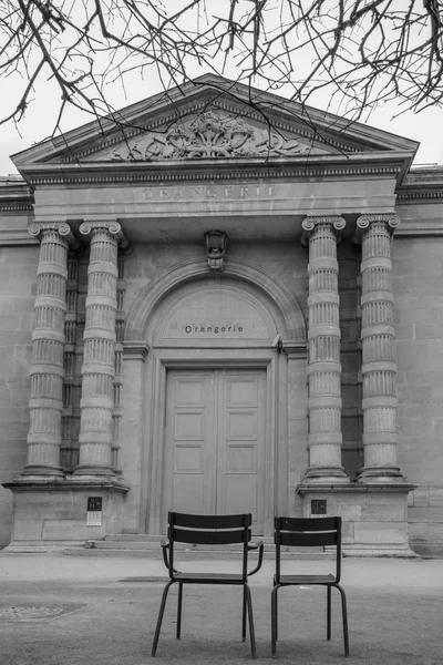 Deux chaises à l'ancienne vue arrière de la rue parisienne . — Photo