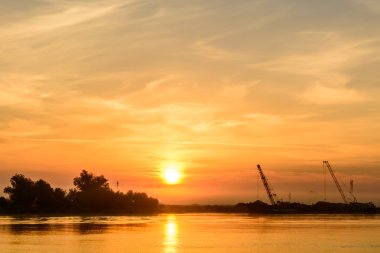 İki adet bot sabahın erken saatlerinde rıhtımın yerleştirme. Yatay