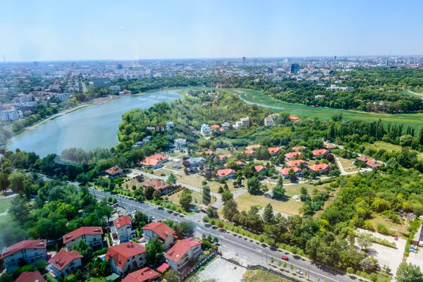 BUCHAREST, ROMÉNIA - OUTUBRO 25, 2015: Bucareste North Side, Herastrau Lake and Park (Parcul Herastrau) é um grande parque no lado norte de Bucareste, Romênia, em torno do Lago Herastrau . — Fotografia de Stock