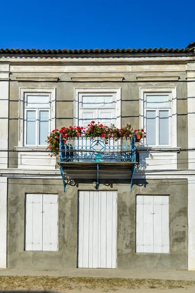 Simple balcony of a one-story house, with well maintained  old h — Stock Photo, Image