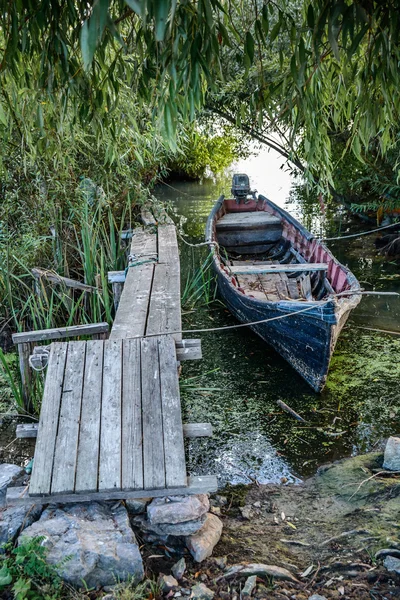 Old boat moored down the pontoon in a summer day. Vertical view — Stock Photo, Image