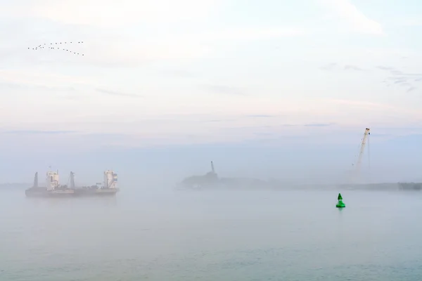 Λίμνη βάρκα τυλίχθηκε με ομίχλη. Οριζόντια άποψη για μια εμπορική Μπόα — Φωτογραφία Αρχείου