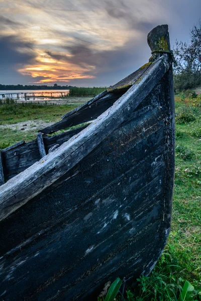 Närbild av gamla båt strandsatta på stranden. Vertikal syn på en — Stockfoto