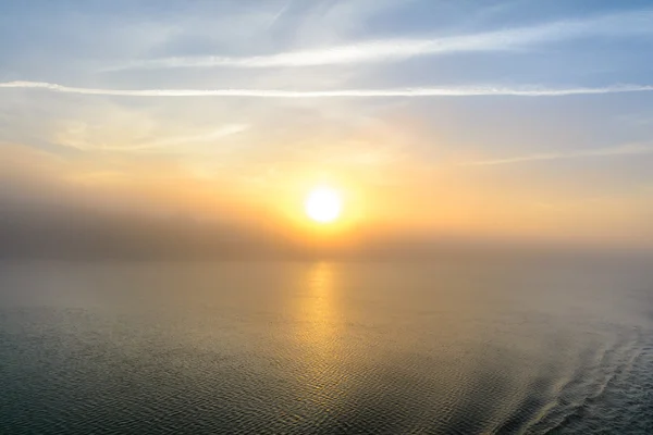 Vista do pôr-do-sol do convés de um barco. Visão horizontal de um nevoeiro — Fotografia de Stock