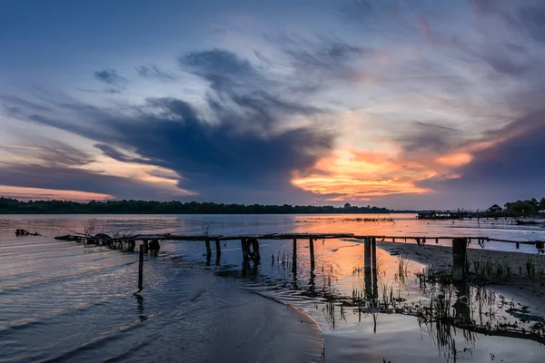 Muelle de madera al atardecer en verano. Vista horizontal de una madera —  Fotos de Stock