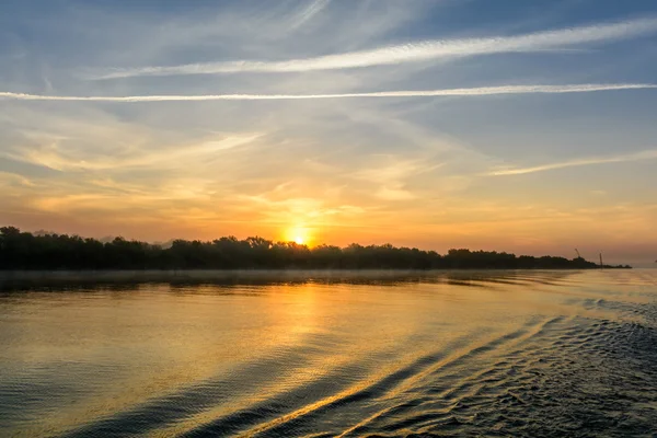 Solnedgång i ett dimmigt sommarkväll. Horisontell vy av en sun-setti — Stockfoto