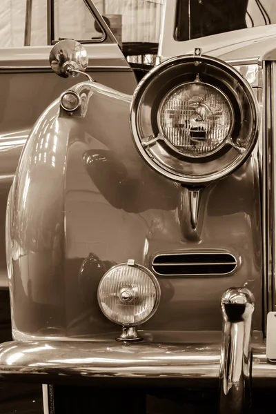 광장에 오래 된 빈티지 자동차입니다. 빈티지 ca의 수직 세피아 보기 — 스톡 사진