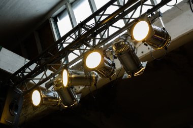 Parlak projektörler çelik çerçeveye bağlı. Yatay görünümünü