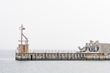 Deniz feneri ve taş gezinti ışık ile izole rıhtımda. CA