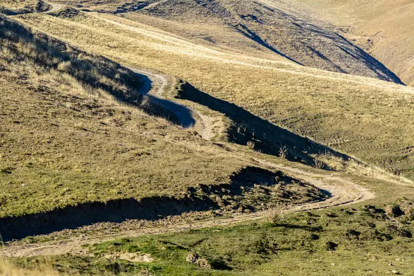 秋の山の風景の田舎道。山農村道路オベ — ストック写真