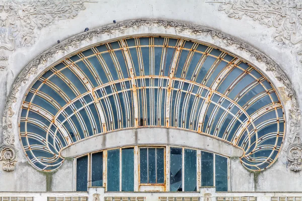 Palomas en el fragmento del edificio de la ciudad vieja. Tres palomas negras son s — Foto de Stock