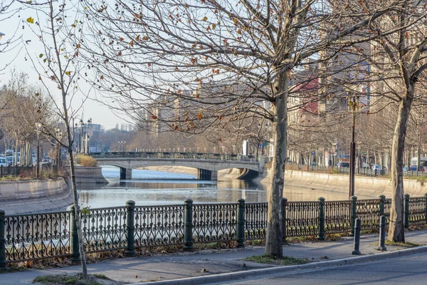 Bucharest, Roemenië - 10 januari: Dambovita rivier op 10 januari, — Stockfoto