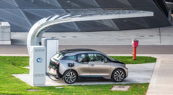 Electric vehicle charging (BMW i3) — Stock Photo, Image