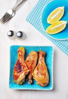 Kızartma tavuk drumsticks limon suyu ve soya sosu