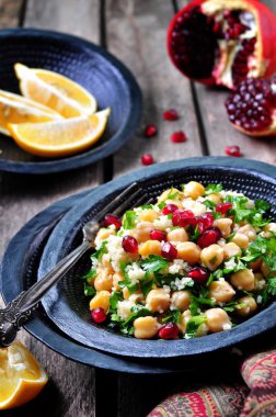 kuskus, maydanoz, zeytinyağı Narlı nohut salatası