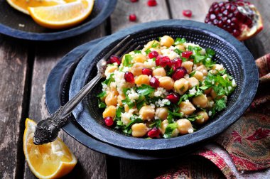 kuskus, maydanoz, zeytinyağı Narlı nohut salatası