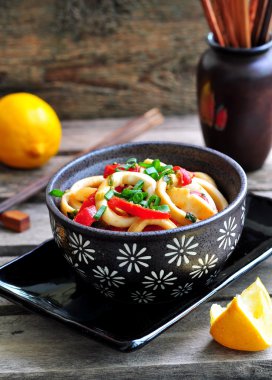 Çin yemeği. Sebze ile mürekkep balığı. Seçici odak.