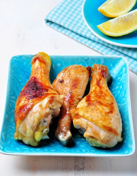 Palitos de pollo asado en jugo de limón y salsa de soja — Foto de Stock