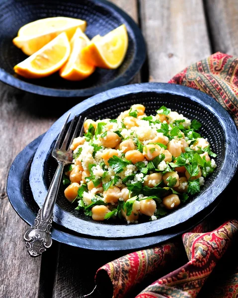 Kikärt sallad med couscous, persilja och olivolja. — Stockfoto